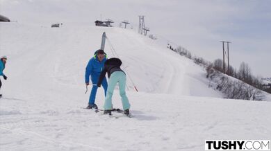 TUSHY - Análně šílená lyžařská instruktorka Liya předvádí své dovednosti
