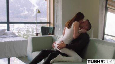 TUSHY - Análně šílená lyžařská instruktorka Liya předvádí své dovednosti