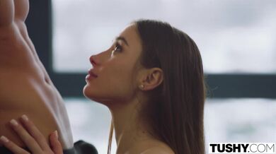 TUSHY - Análně šílená lyžařská instruktorka Liya předvádí své dovednosti