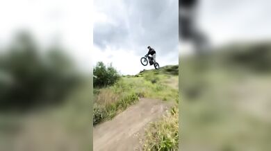 Drsná nehoda při skoku s elektrickou motorkou