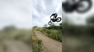 Drsná nehoda při skoku s elektrickou motorkou