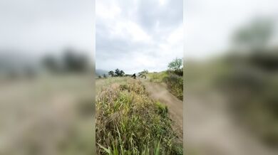 Drsná nehoda při skoku s elektrickou motorkou