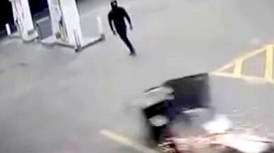 Zloději na Štědrý den vyrvali bankomat ze 7-Eleven a ujeli