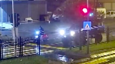 Mladý motocyklista zemřel při čekání na červené