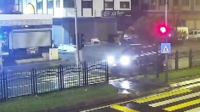 Mladý motocyklista zemřel při čekání na červené