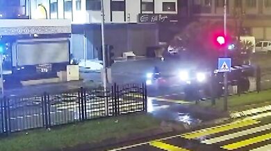 Mladý motocyklista zemřel při čekání na červené