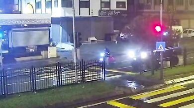 Mladý motocyklista zemřel při čekání na červené