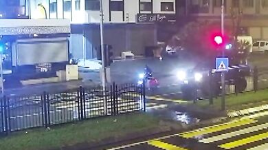 Mladý motocyklista zemřel při čekání na červené