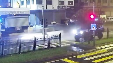 Mladý motocyklista zemřel při čekání na červené