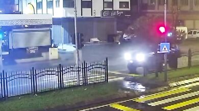 Mladý motocyklista zemřel při čekání na červené