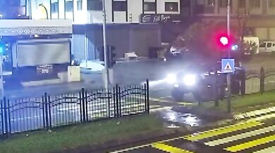 Mladý motocyklista zemřel při čekání na červené