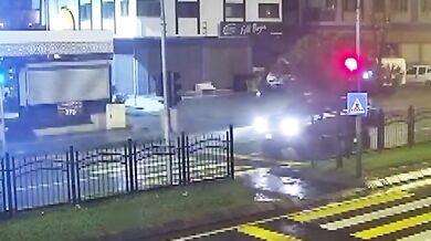 Mladý motocyklista zemřel při čekání na červené