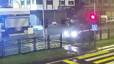 Mladý motocyklista zemřel při čekání na červené