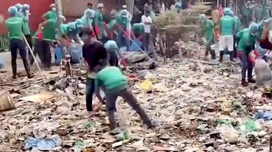 Dobrovolníci v Bangladéši vyčistili silně znečištěnou řeku