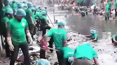 Dobrovolníci v Bangladéši vyčistili silně znečištěnou řeku