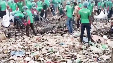 Dobrovolníci v Bangladéši vyčistili silně znečištěnou řeku