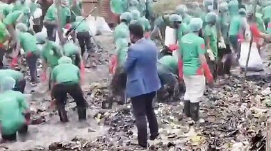 Dobrovolníci v Bangladéši vyčistili silně znečištěnou řeku