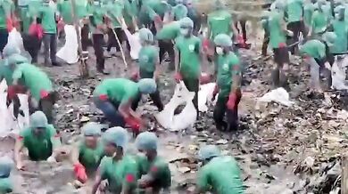 Dobrovolníci v Bangladéši vyčistili silně znečištěnou řeku