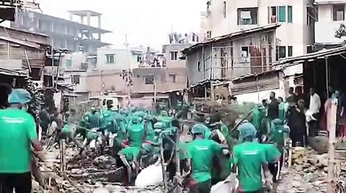 Dobrovolníci v Bangladéši vyčistili silně znečištěnou řeku