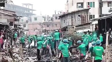 Dobrovolníci v Bangladéši vyčistili silně znečištěnou řeku