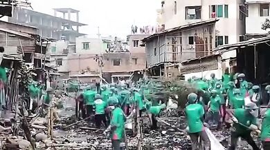 Dobrovolníci v Bangladéši vyčistili silně znečištěnou řeku