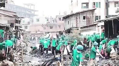 Dobrovolníci v Bangladéši vyčistili silně znečištěnou řeku