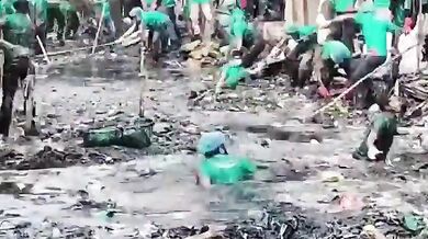 Dobrovolníci v Bangladéši vyčistili silně znečištěnou řeku