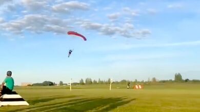 Tvrdé a bolestivé přistání při skydivingu