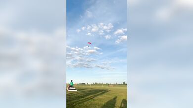 Tvrdé a bolestivé přistání při skydivingu