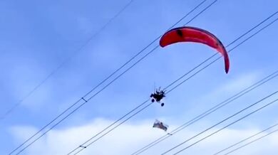 Pilot motorového paraglidu narazil do elektrického vedení a zřítil se do rýžového pole