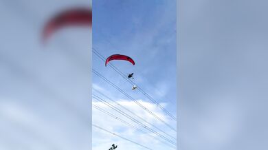 Pilot motorového paraglidu narazil do elektrického vedení a zřítil se do rýžového pole