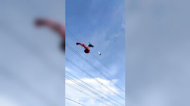 Pilot motorového paraglidu narazil do elektrického vedení a zřítil se do rýžového pole