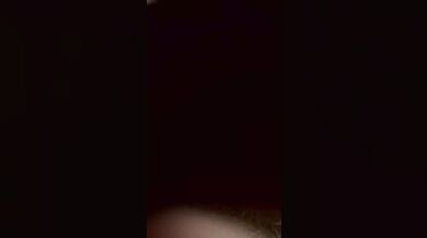 Pilot motorového paraglidu narazil do elektrického vedení a zřítil se do rýžového pole