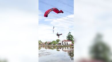 Pilot motorového paraglidu narazil do elektrického vedení a zřítil se do rýžového pole