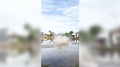 Pilot motorového paraglidu narazil do elektrického vedení a zřítil se do rýžového pole