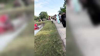 Pilot motorového paraglidu narazil do elektrického vedení a zřítil se do rýžového pole