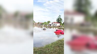 Pilot motorového paraglidu narazil do elektrického vedení a zřítil se do rýžového pole