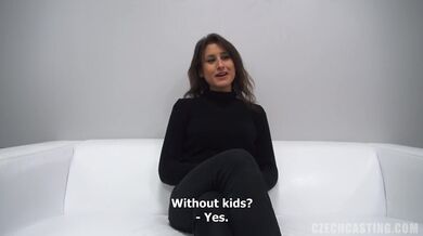 Stydlivá amatérka alespoň vykouří péro na castingu