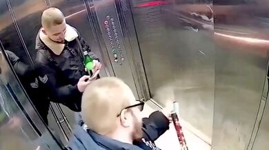 Blbečkové si zapálili ohňostroj přímo ve výtahu