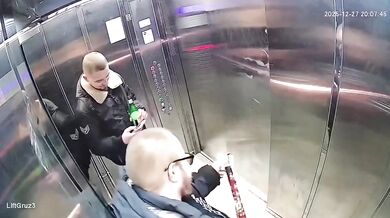 Blbečkové si zapálili ohňostroj přímo ve výtahu