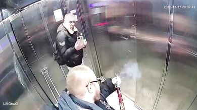 Blbečkové si zapálili ohňostroj přímo ve výtahu