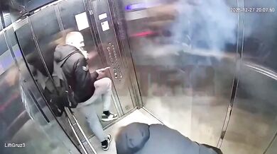 Blbečkové si zapálili ohňostroj přímo ve výtahu