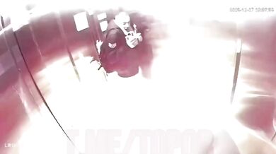 Blbečkové si zapálili ohňostroj přímo ve výtahu