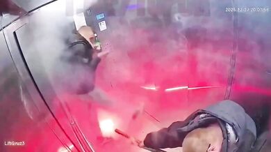 Blbečkové si zapálili ohňostroj přímo ve výtahu