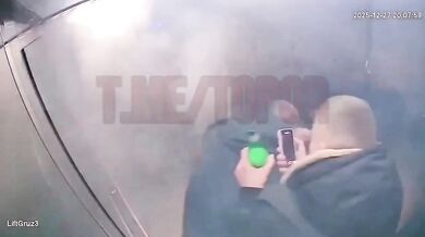 Blbečkové si zapálili ohňostroj přímo ve výtahu