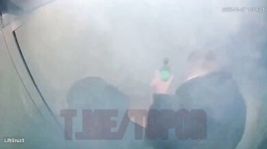 Blbečkové si zapálili ohňostroj přímo ve výtahu