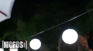 Ohňostroj létal, když se Tegan Summers a její přátelé svlékli a byli zlobiví na Den nezávislosti