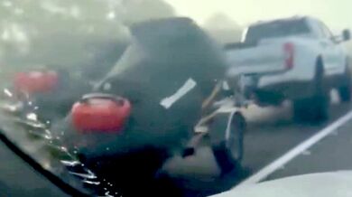 Vodní skútr se za jízdy uvolnil z přívěsu a klouzal po dálnici