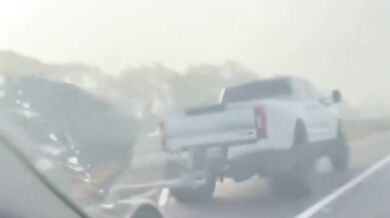 Vodní skútr se za jízdy uvolnil z přívěsu a klouzal po dálnici