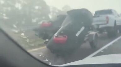 Vodní skútr se za jízdy uvolnil z přívěsu a klouzal po dálnici